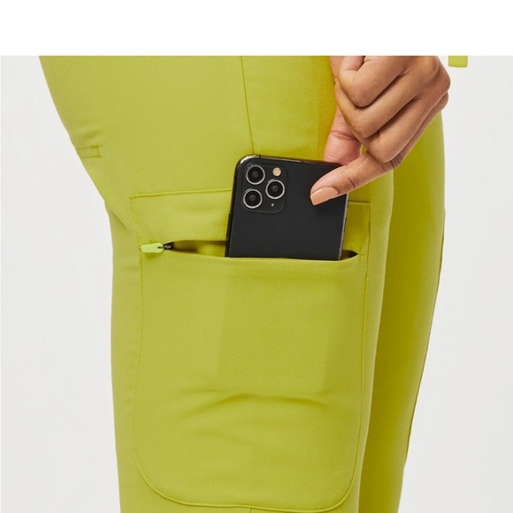 Figs Zamora Joggers Scrub Bottoms Limeade Size Large - Picture 3 of 9